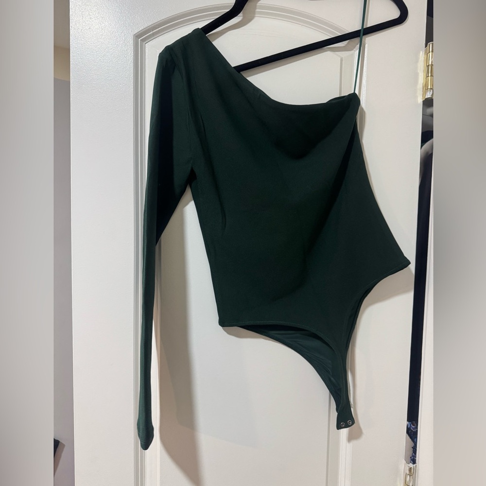Abercrombie & Fitch Long-Sleeve Crepe One-Shoulder Bodysuit - Picture 5 of 6